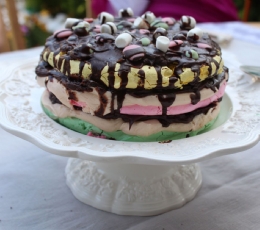 cupcake renkli beze pastasi